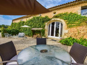 Stone house in a vineyard, with swimming pool, near Bordeaux